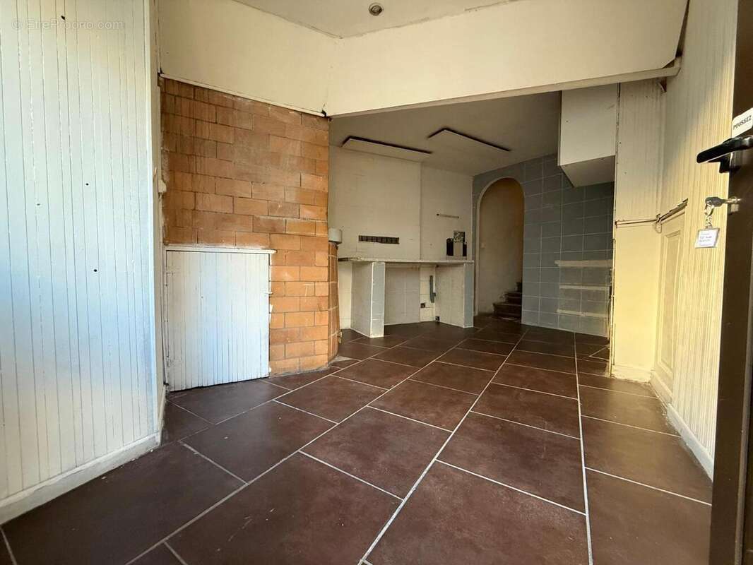   - Commerce à AUBENAS