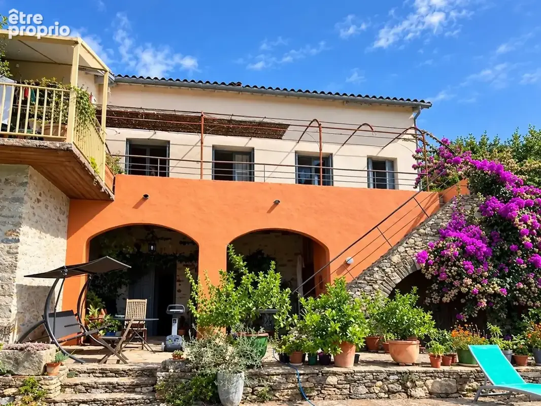 Maison vigneronne avec terrain arboré et piscine - photo 1