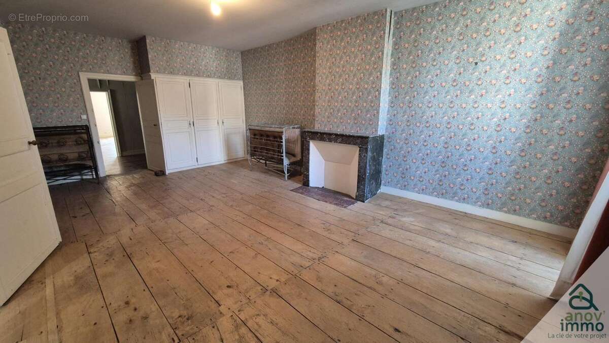 Maison à VILLEBOIS-LAVALETTE