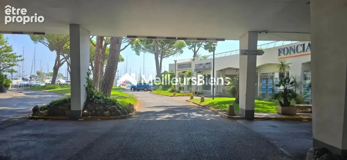 Parking à VILLENEUVE-LOUBET