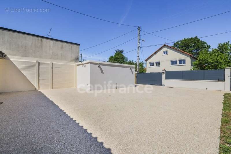 À vendre à Sainte-Geneviève-des-Bois, maison climatisée :    de 123 m², 5 chambres, véranda, garage, sans travaux et parfaitemen - photo 6