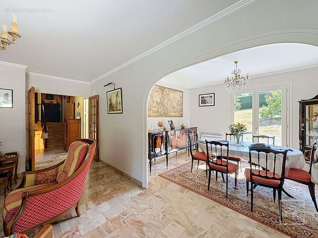 Lissieu, maison de 146 m² sur parcelle de 3525 m2 avec piscine - photo 4