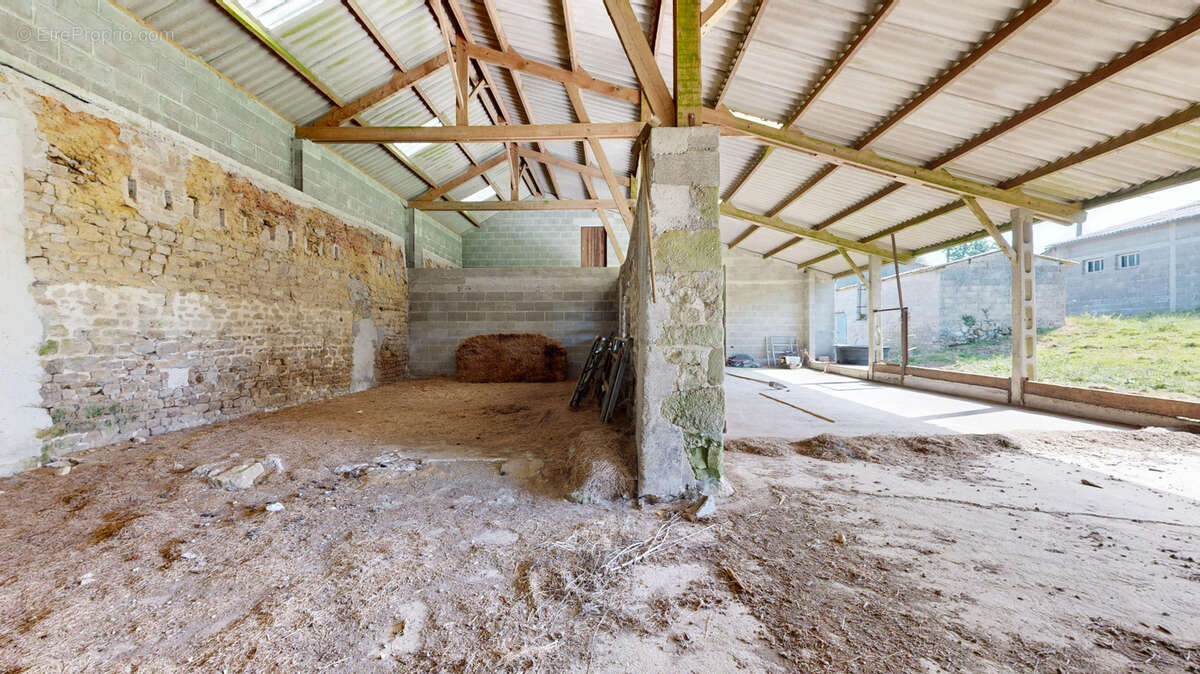Ensemble immobilier avec habitation, dépendances sur terrain d'environ 9300m2. - photo 16