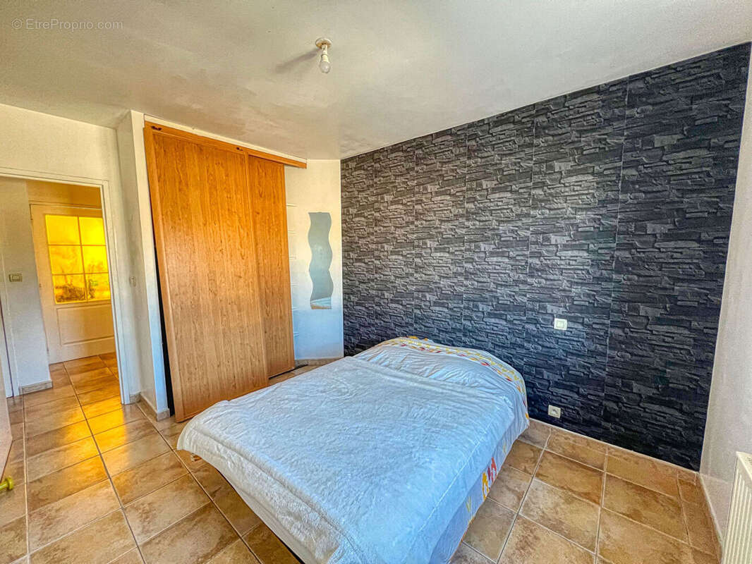 PROCHE COMMERCE - Maison récente de plain-pied de 5 pièces avec garage - photo 8