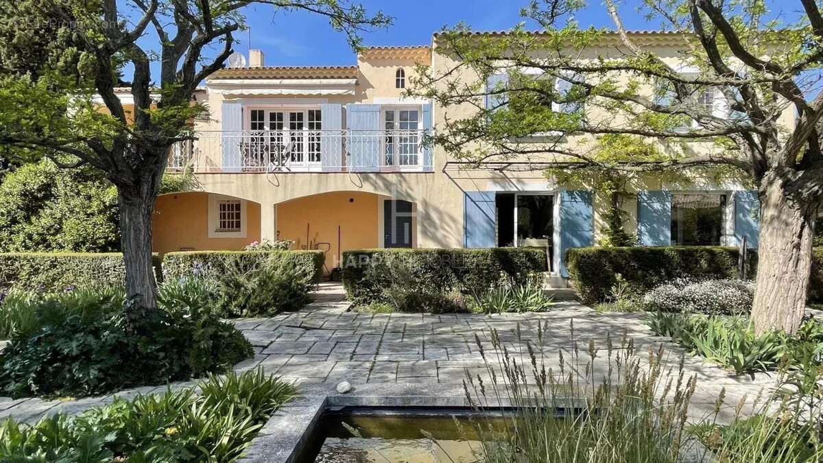 Maison à FONTVIEILLE