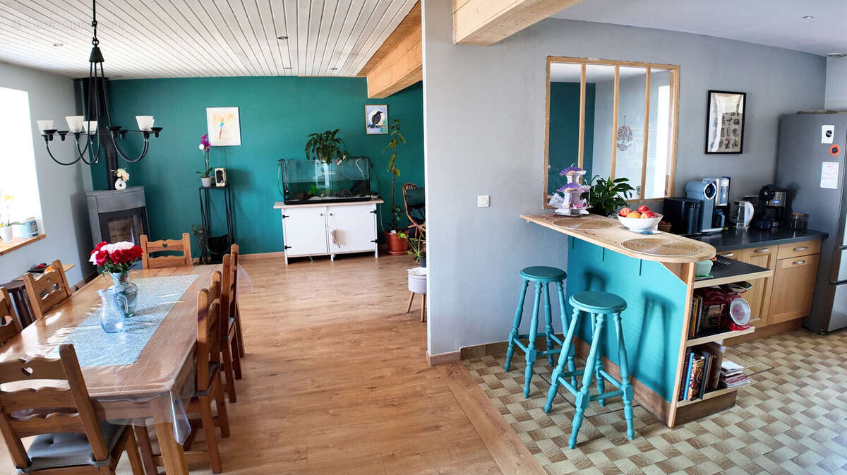 NISTÈRE: Pleyben. Ancienne école de 240 m² avec 6 chambres, jardin et garage. - photo 2