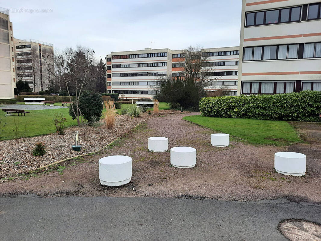 Parking à MONT-SAINT-AIGNAN