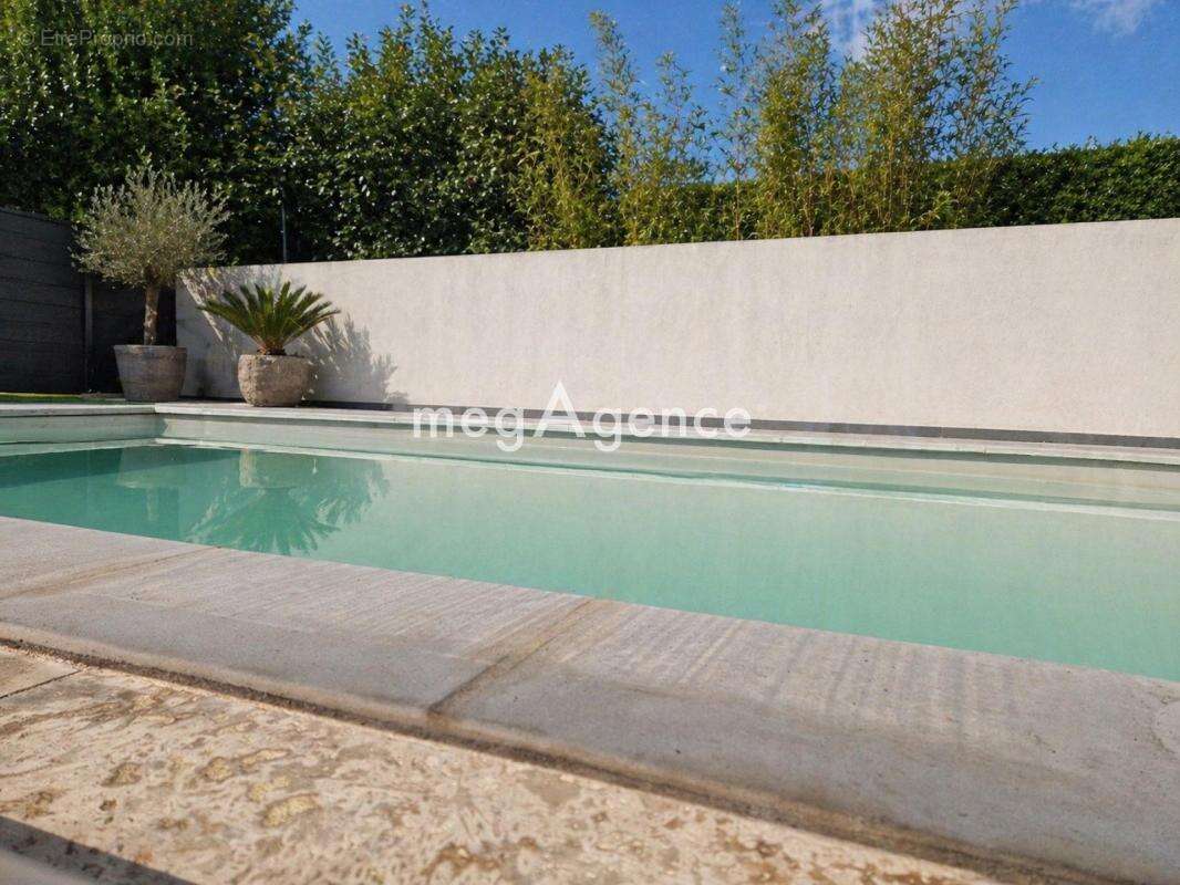 LONGUE JUMELLES centre ville. Lot de 2 maisons avec piscine sur un terrain de 1260 m² - photo 2