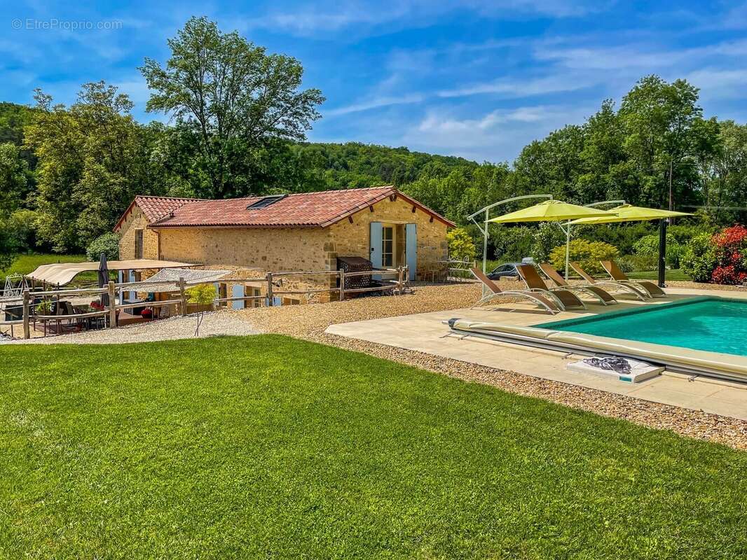 Propriété en pierre de cinq chambres avec piscine d'eau salée et oasis naturelle à Plazac. - photo 15