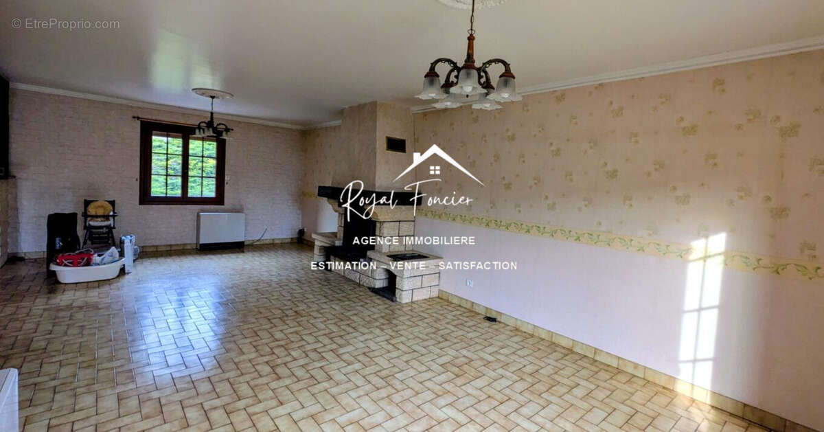 Séjour avec cheminée - Maison à VAUX-SUR-VIENNE