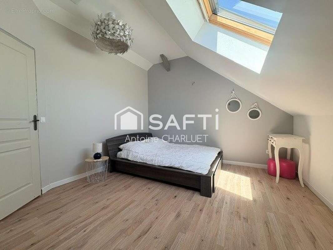 Maison 138 m² à Saint-Genou  - photo 6