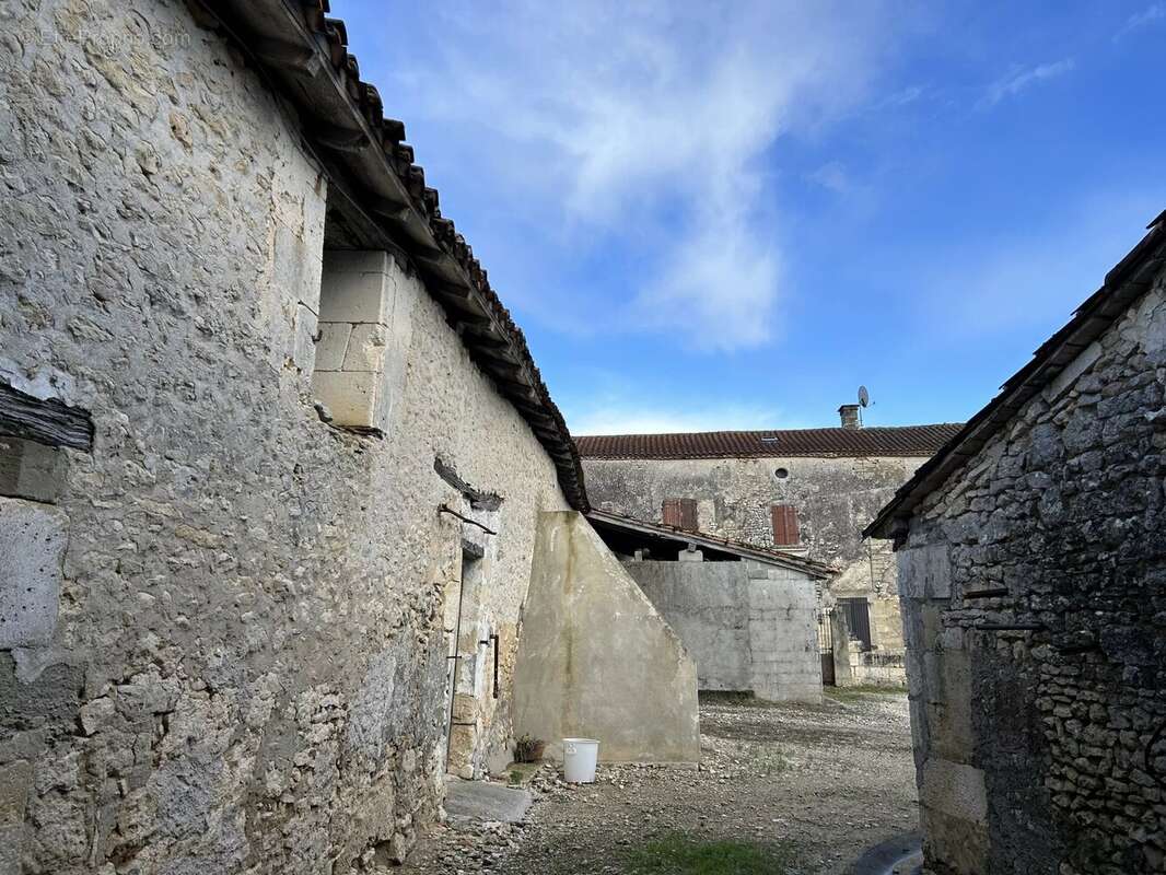 Maison à VILLEBOIS-LAVALETTE