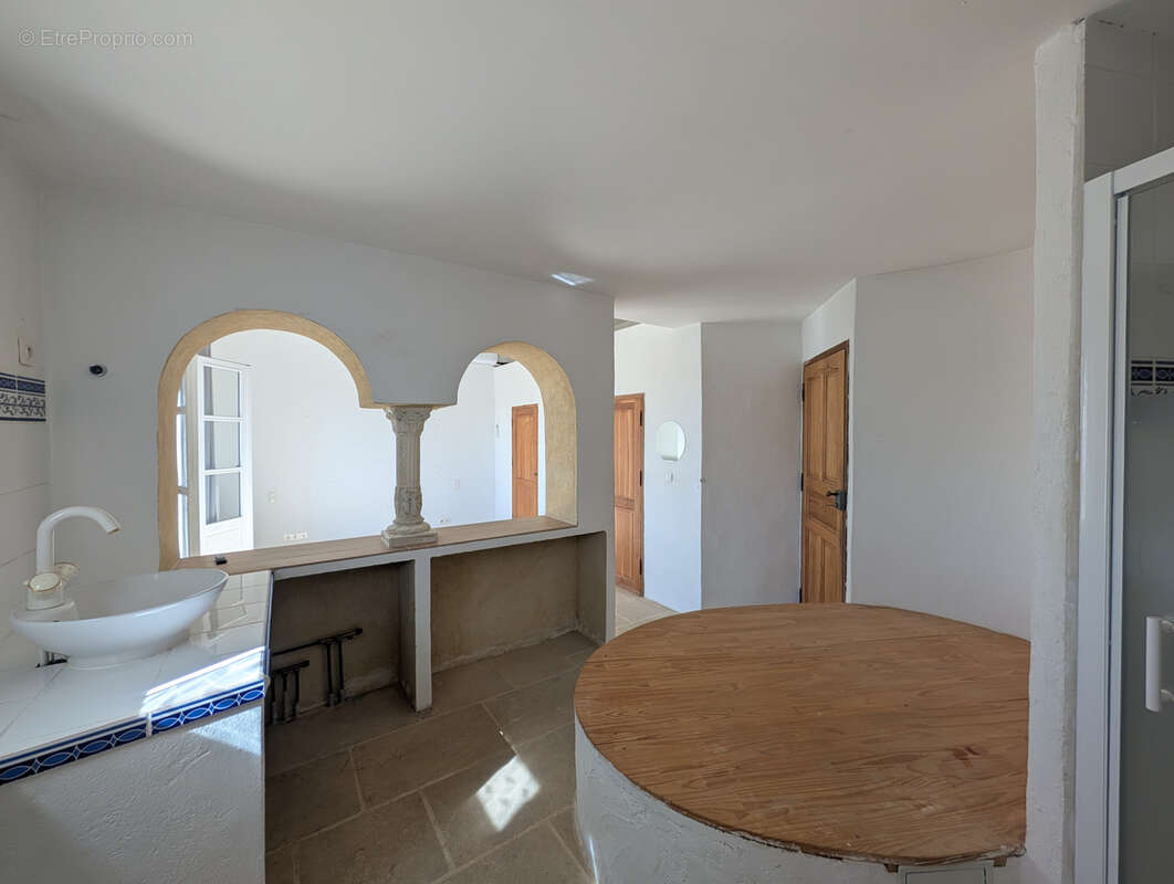 Maison à ENTRAIGUES-SUR-LA-SORGUE
