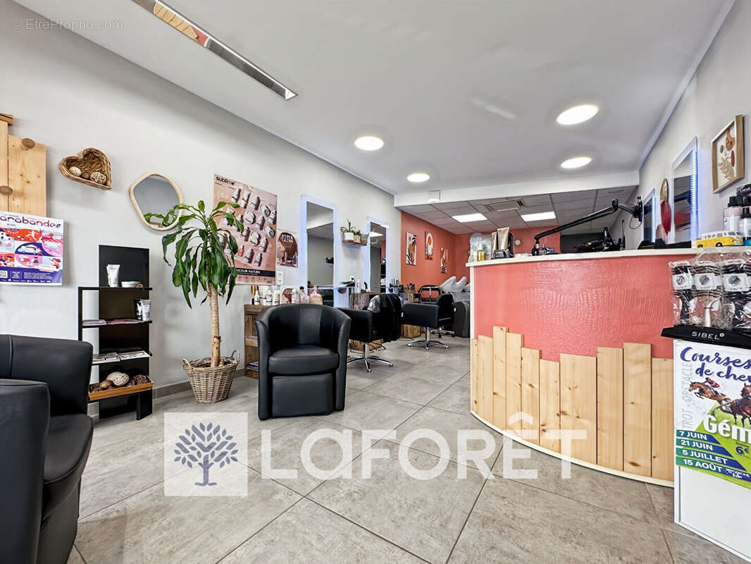 Immeuble de rapport - 3 lots loués et 2 appartements à rénover - photo 2