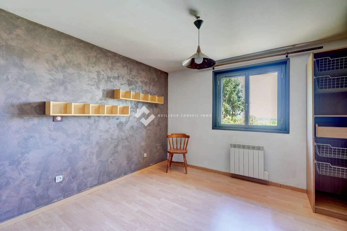 Maison 170 m² à Saint-Laurent-De-Mure  - photo 4