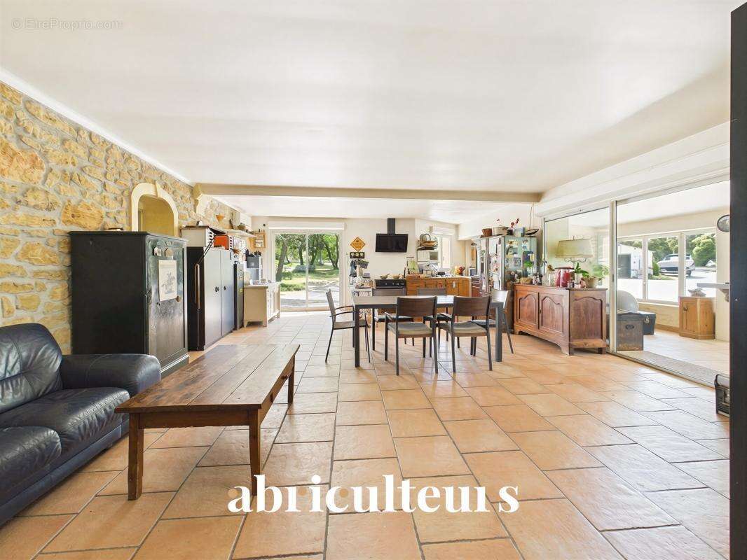 Maison en pierre de 254 m² en vente à Grans (13250) - photo 11