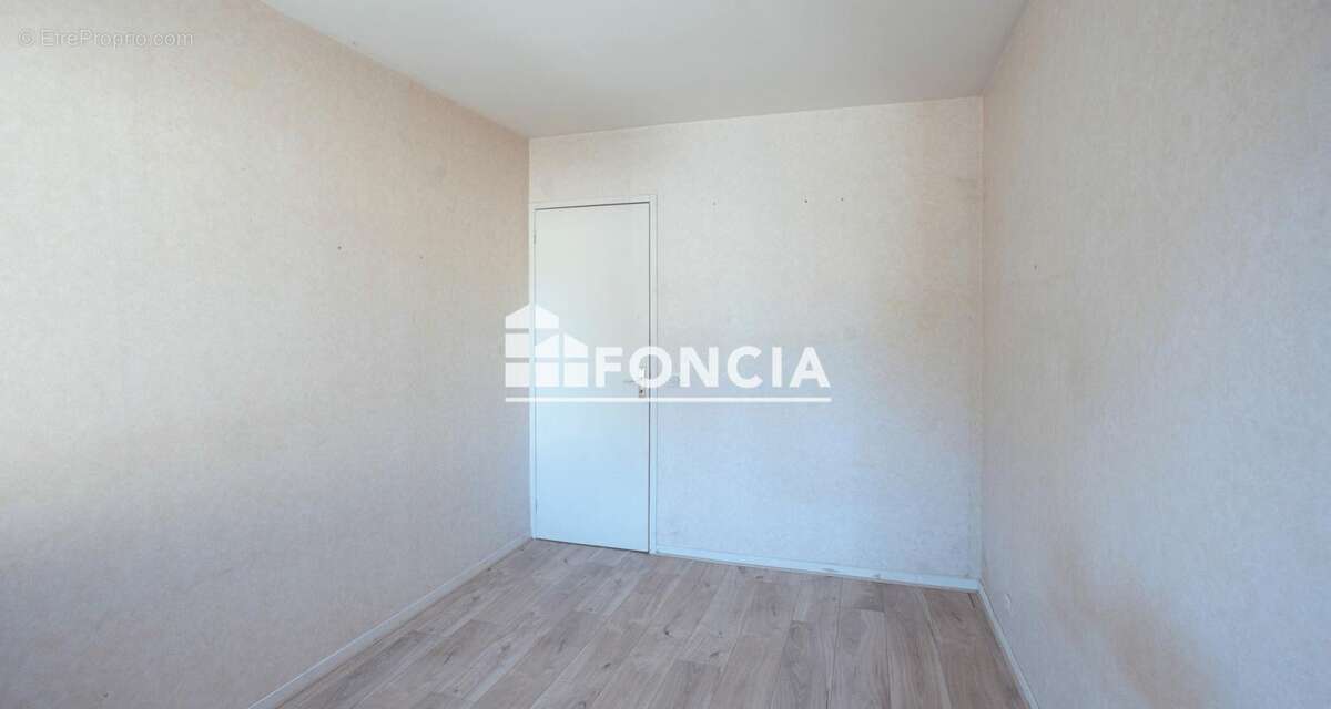 Appartement à LE MESNIL-SAINT-DENIS