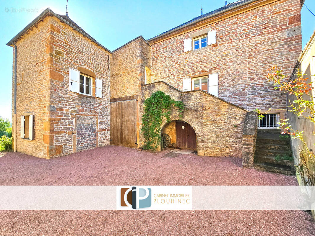 Maison à SOLUTRE-POUILLY