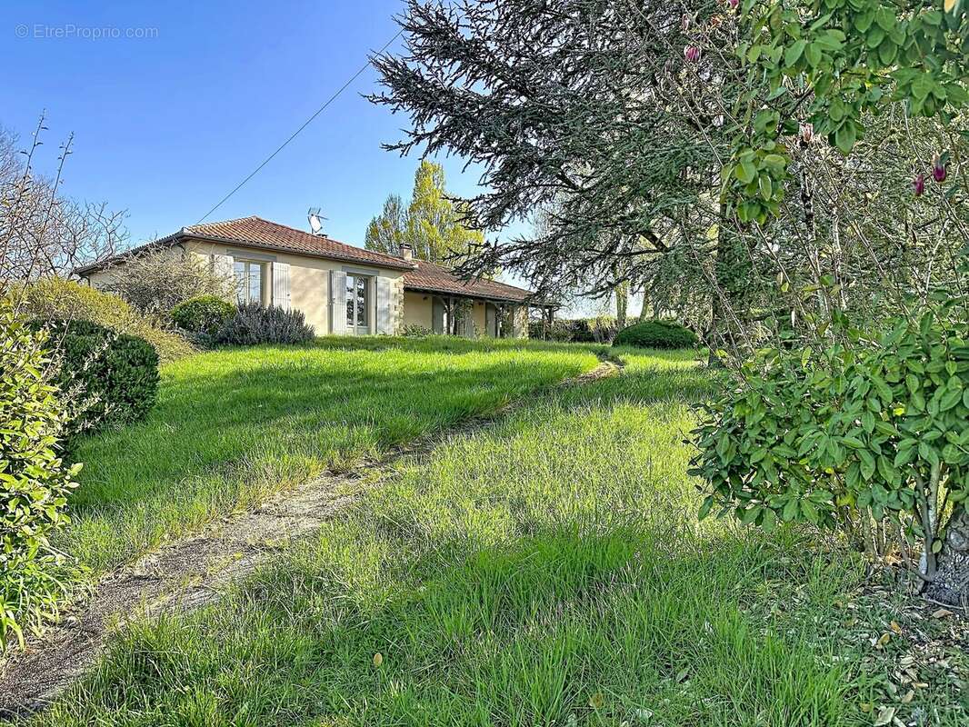 Maison à CHAMPAGNAC-DE-BELAIR