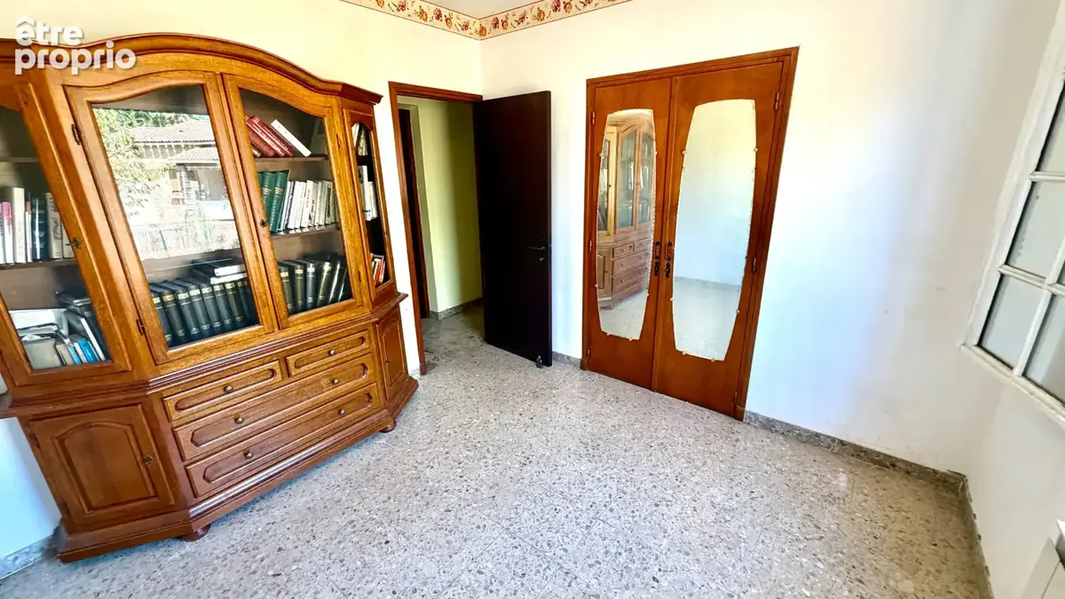 Maison de plain pied sur 428 m² de jardin clos et arboré. - photo 9
