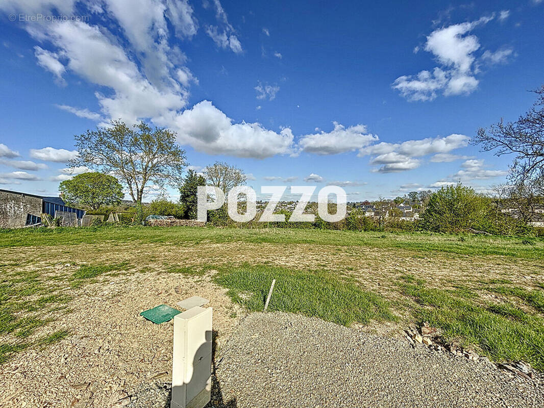 Terrain à VILLEDIEU-LES-POELES