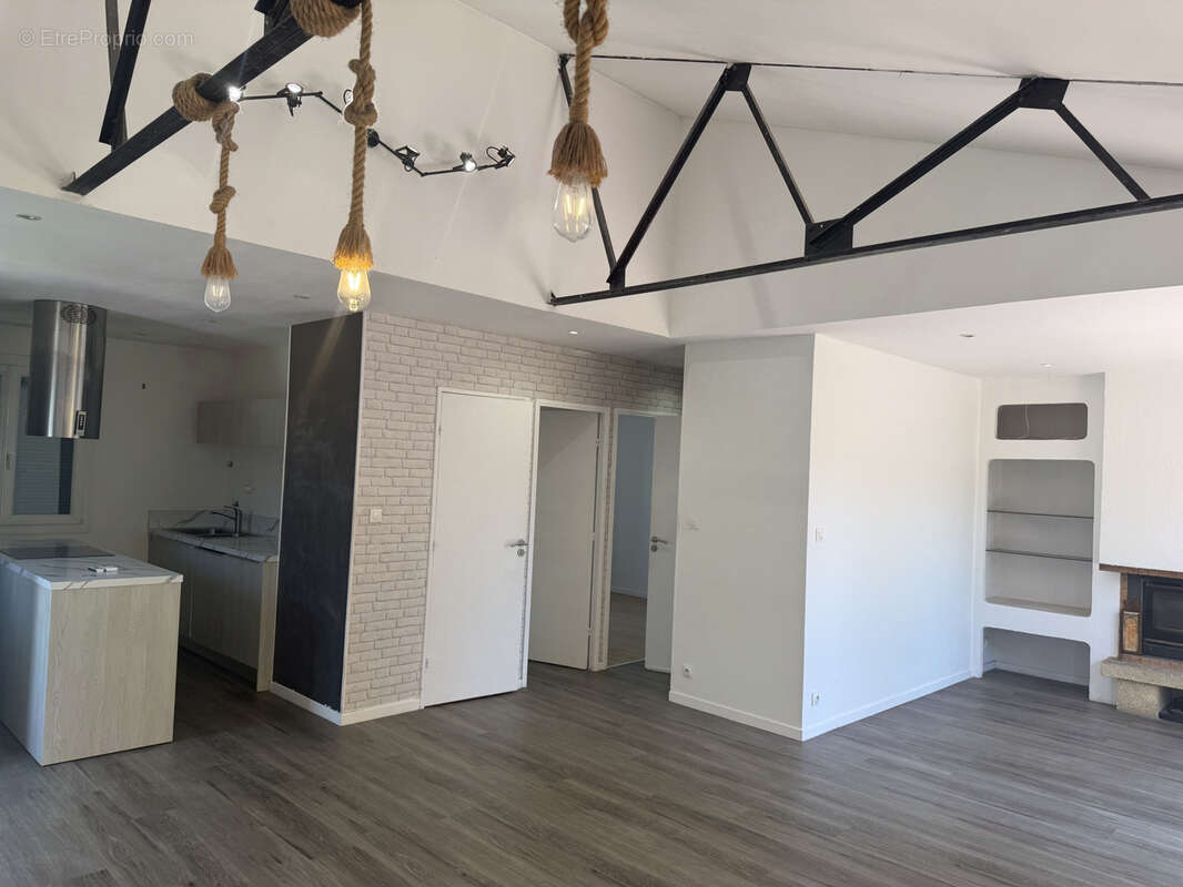 La Seyne sur mer, Quartier sud. Maison T5 de 91 m2 sur 600 m2 de terrain avec garage. - photo 6