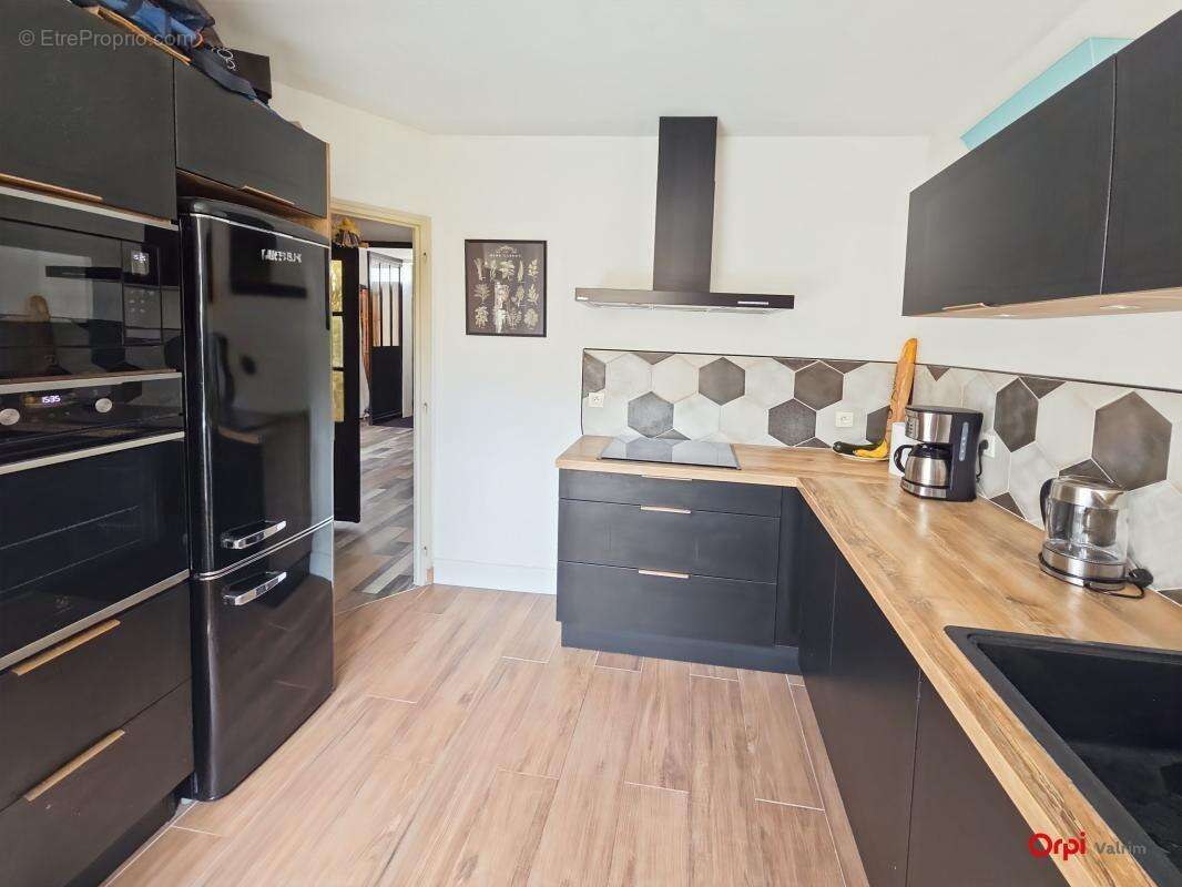  Maison de ville de 4 pièces – Fort potentiel, cour et dépendance  Idéalement située au cœur d'une commune dynamique, découvrez  - photo 4