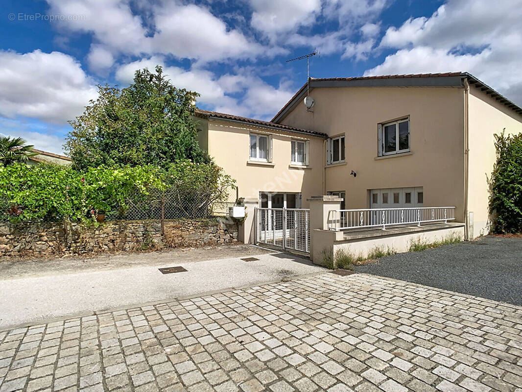 Maison à MONTFAUCON-MONTIGNE