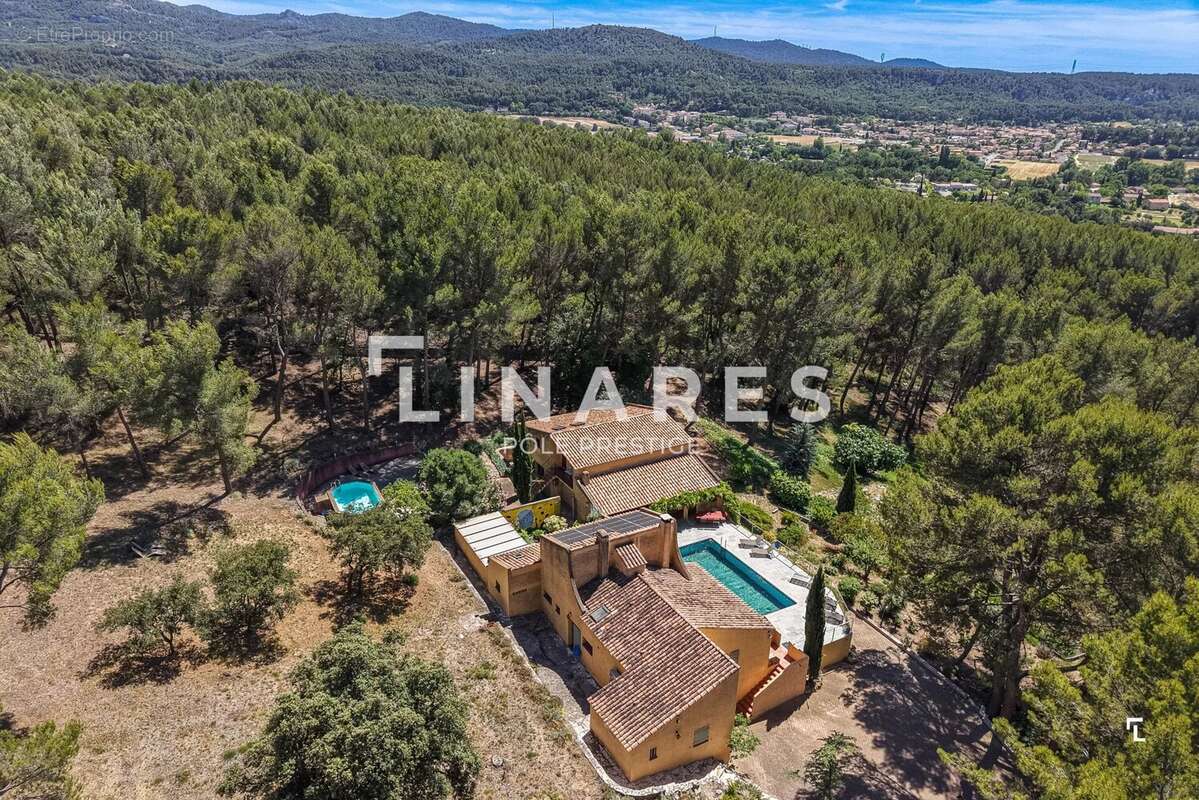 LES HAUTS : Propriété de 310m2 (145 + 90 + 40 + 30m2) Piscine à fond mobile, Tennis,  2 hectares - Simiane-Collongue - photo 23
