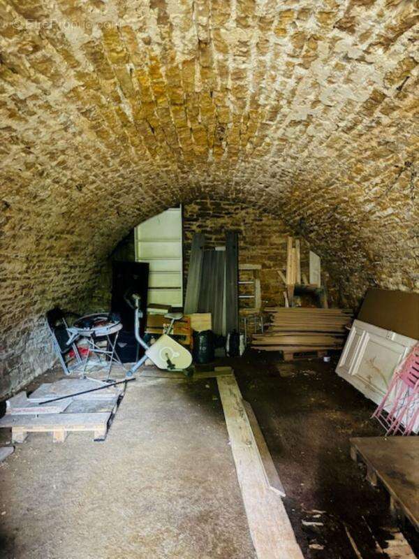 Dans un Ancien Château appartement 84 m² + Terrasse / Cave voûtée/Parking - photo 11