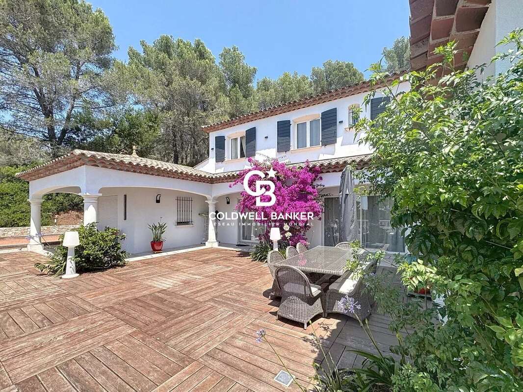 Hauteurs PUGET-SUR-ARGENS – Var est balnéaire Villa de prestige de 245 m² entourée d’un terrain paysager de 5 137 m² - photo 14