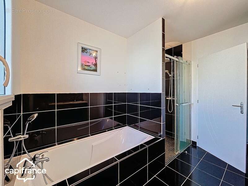 Maison de plain-pied 121 m² – 3 chambres – 3 garages (87m²) – terrain clos 1 454 m² – Boussais (79) proche Airvault - photo 12