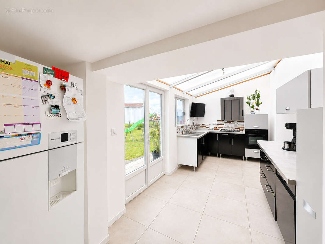Maison individuelle 5 pièces 140 m2 avec jardin, garage et dépendances - photo 2
