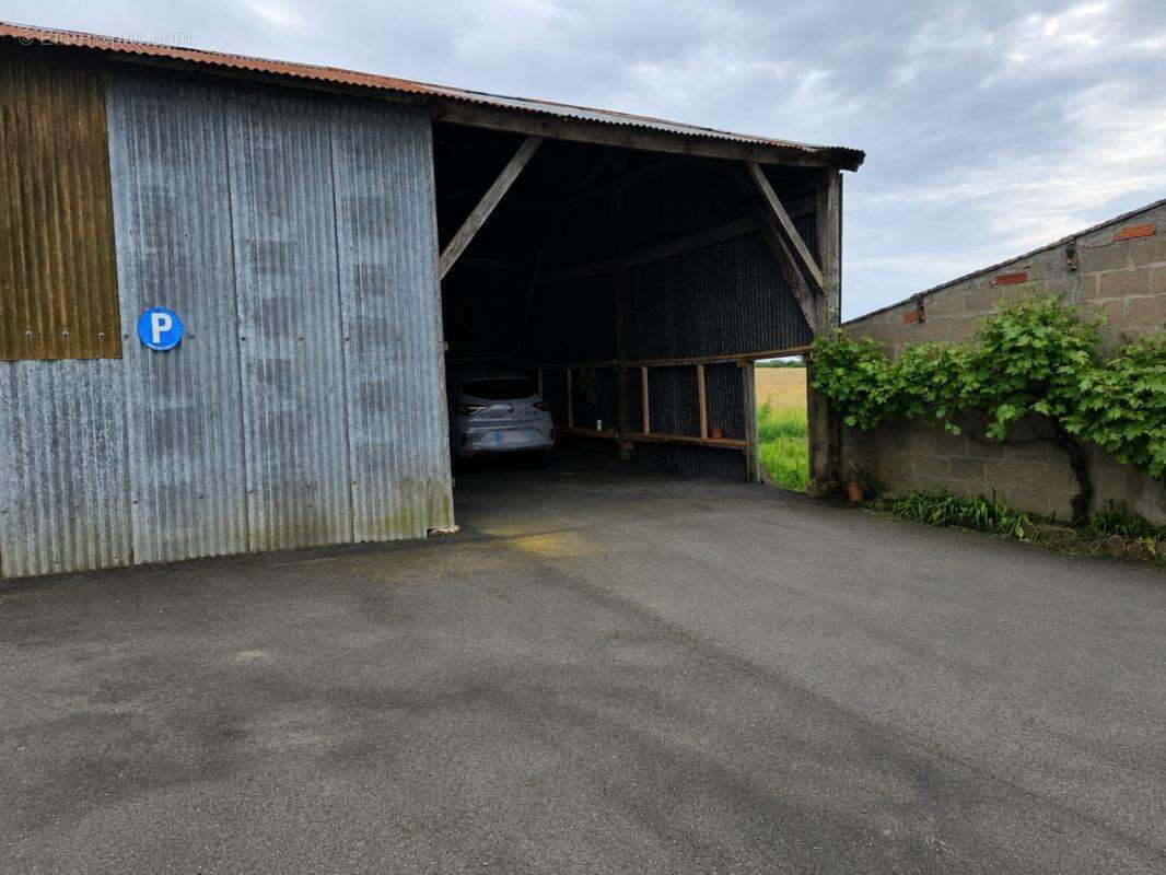 Parking à MESANGER