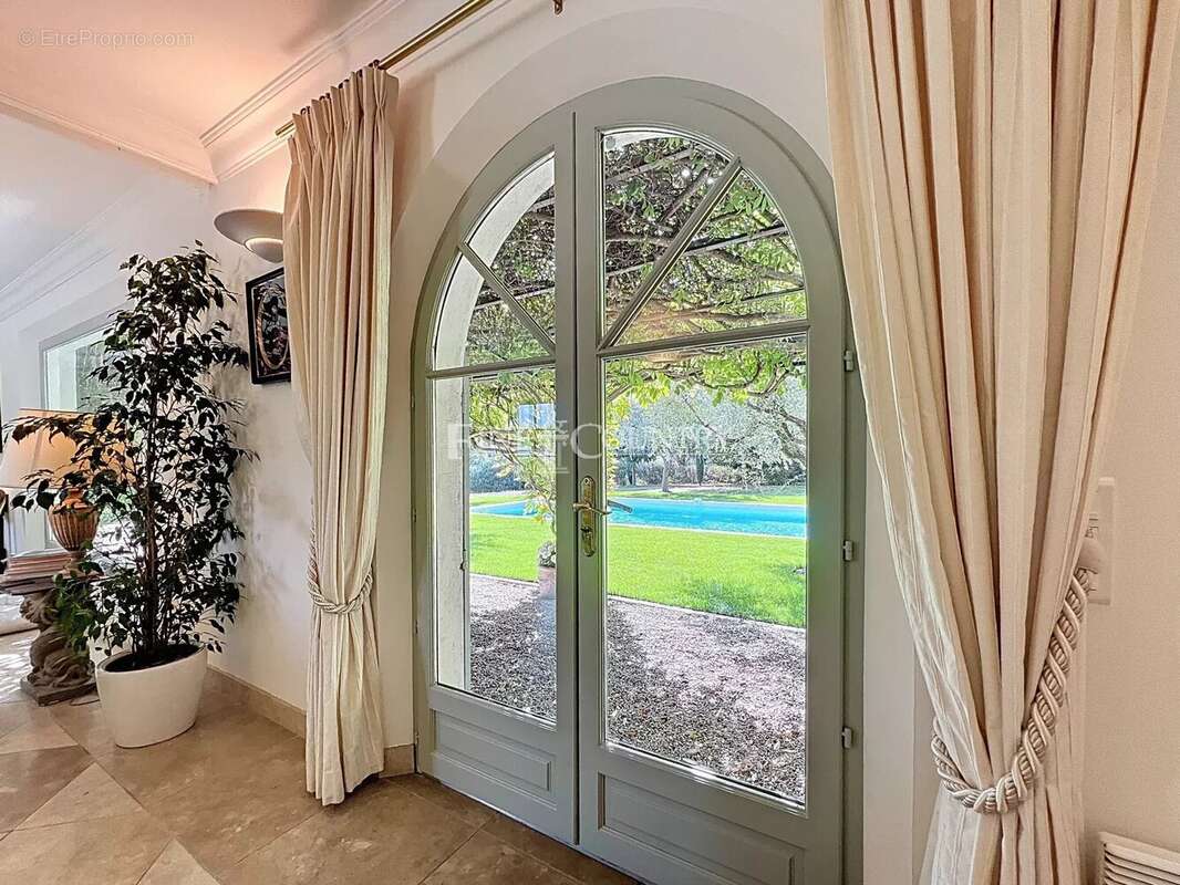 Maison à CHATEAUNEUF-GRASSE