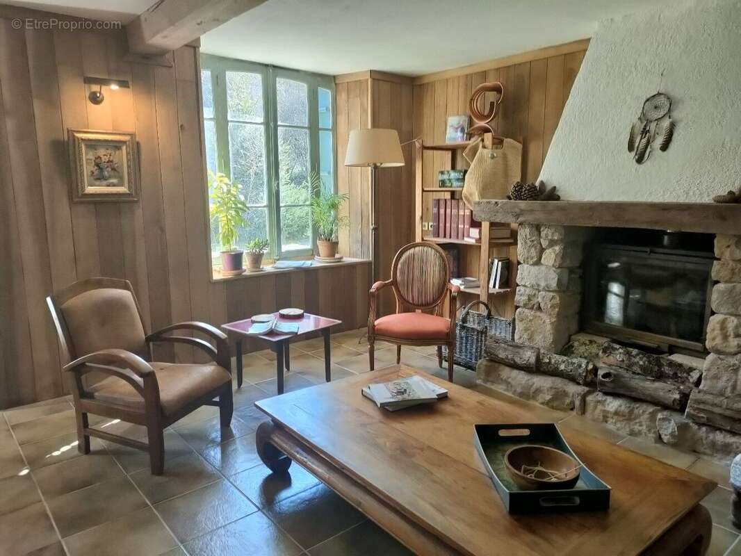 Exceptionnel !!! Ensemble immobilier sur 93 HA de terres avec ruisseau , sources ... - photo 5