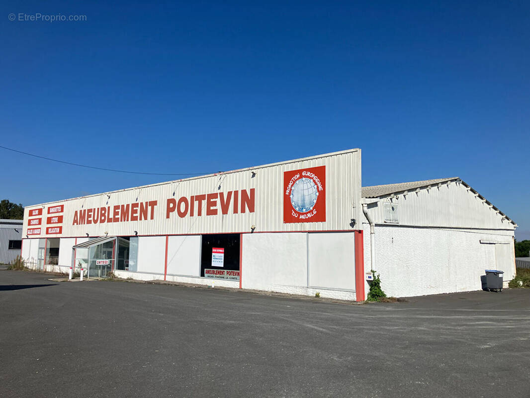 Commerce à FONTAINE-LE-COMTE