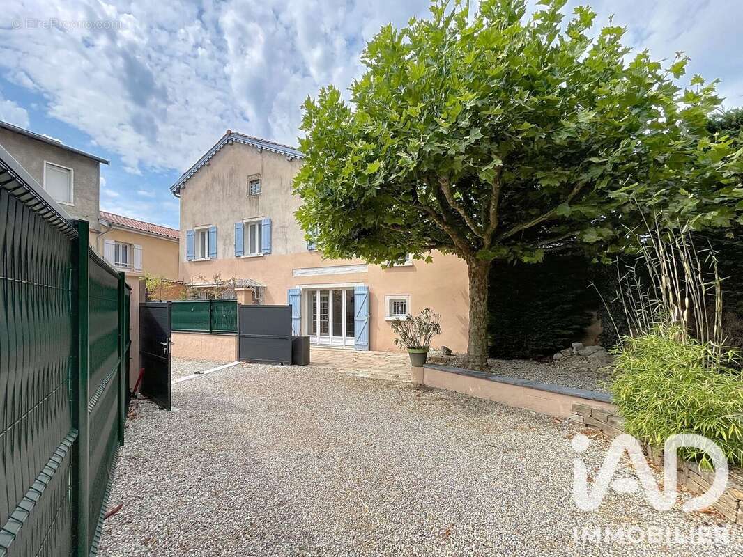 Maison 235 m² à Taluyers  - photo 2