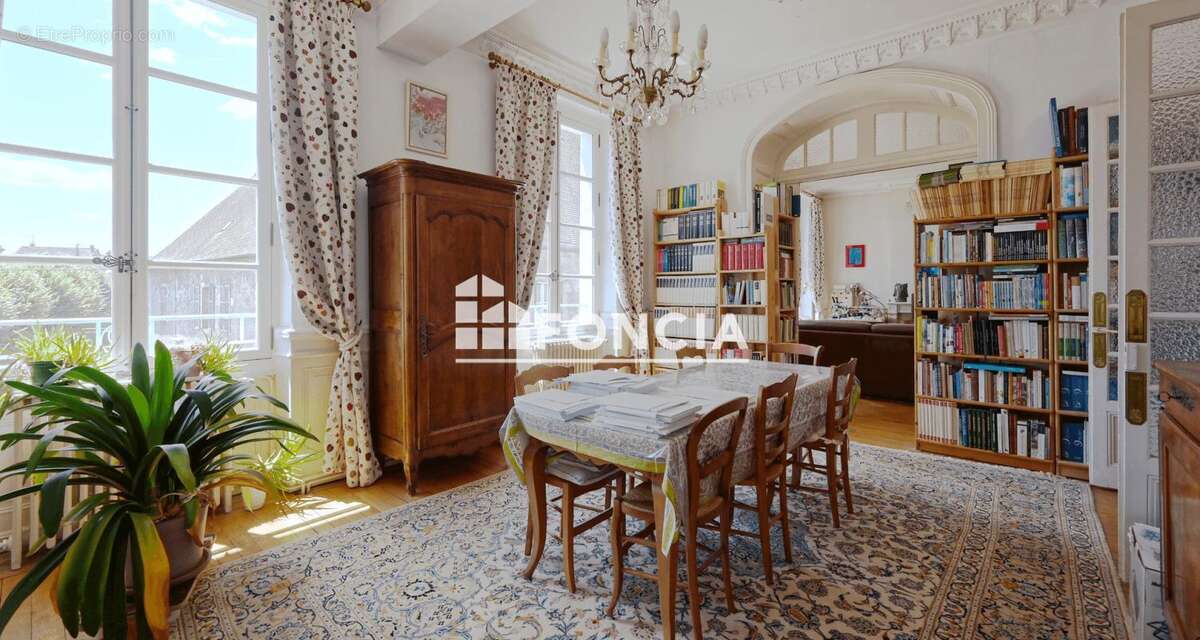 Face à la Cathédrale de Belley, découvrez un appartement bourgeois de 147 m² où parquets en point de Hongrie, moulures d'époque, - photo 3