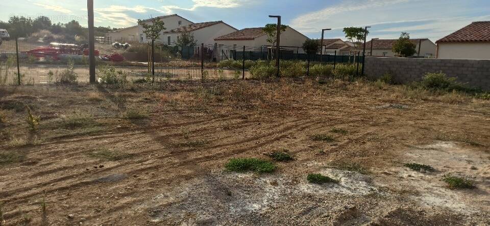 Terrain à POUZOLLES