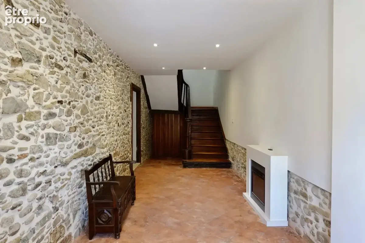 Maison en pierre de caractère 250 m² + corps de ferme 551 m² et maison annexe à rénover – Volumes, lumière & authenticité - photo 10