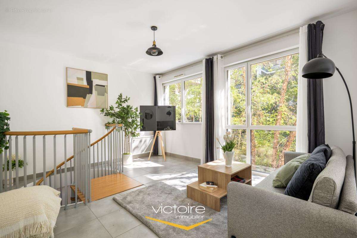 Lyon 3, La Buire - Grand et lumineux T2 en duplex 55,84 m², vue sur les arbres, garage et cave - photo 3