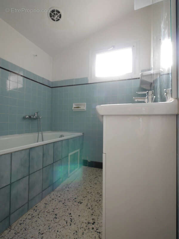 Salle de bain - Appartement à SAINT-CHRISTOL-LES-ALES