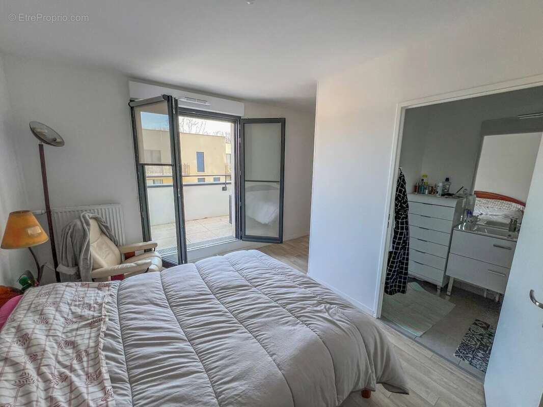 Appartement à LE MESNIL-SAINT-DENIS