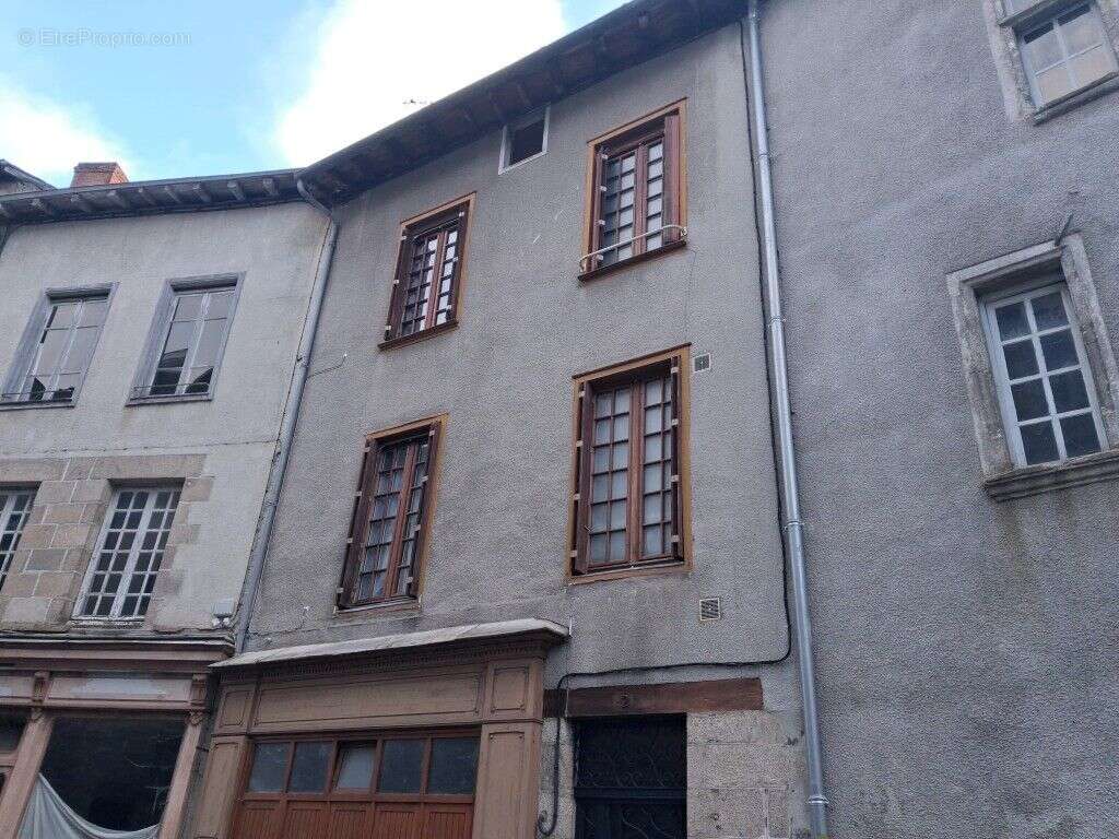 Appartement 110 m² à Saint-Leonard-De-Noblat  - photo 2