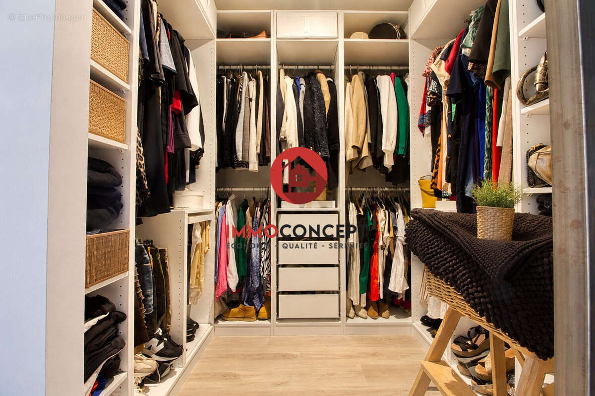 1er: dressing - Maison à PUJAUT
