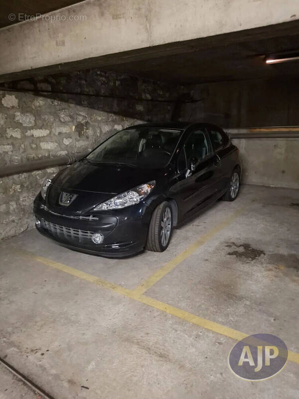 Parking à PARIS-16E