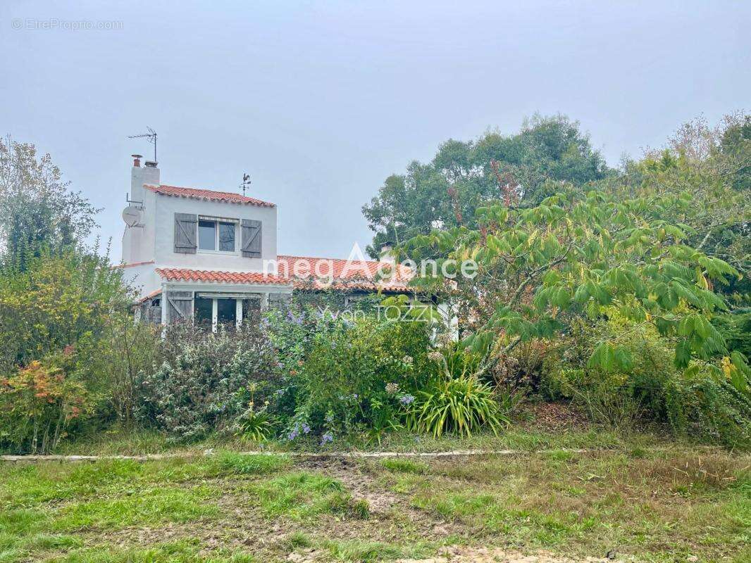 Maison de 140 m2 sur une parcelle de 2622 m2 aux SABLES D’OLONNE - photo 2