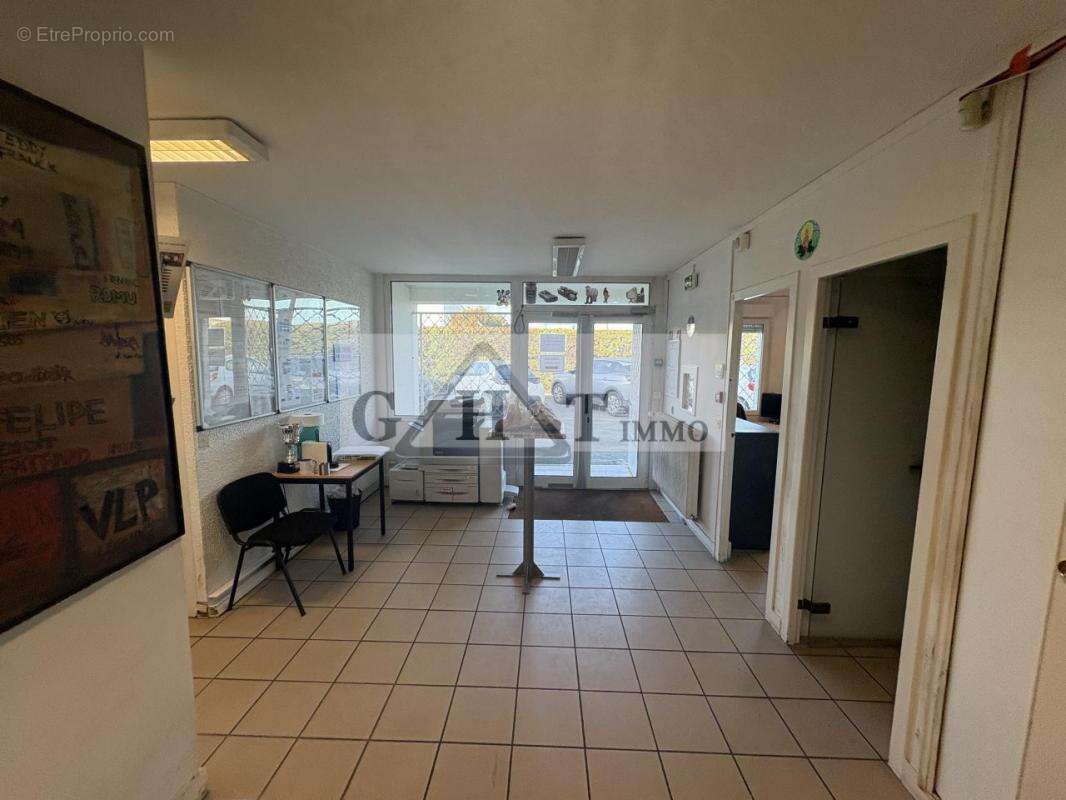 Commerce à VAUX-LE-PENIL