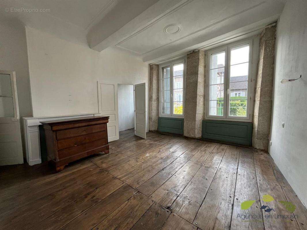 Maison à SAINT-LEONARD-DE-NOBLAT